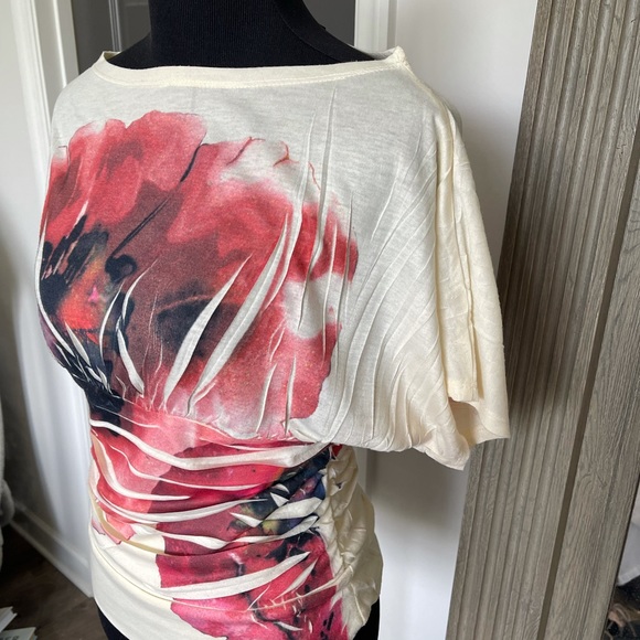 Cute! Abstract Floral Top. Size Large but could also fit a Med. Great Summer top - Picture 2 of 6